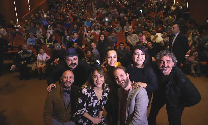 İzmir’de Deliha İzdihamı!    