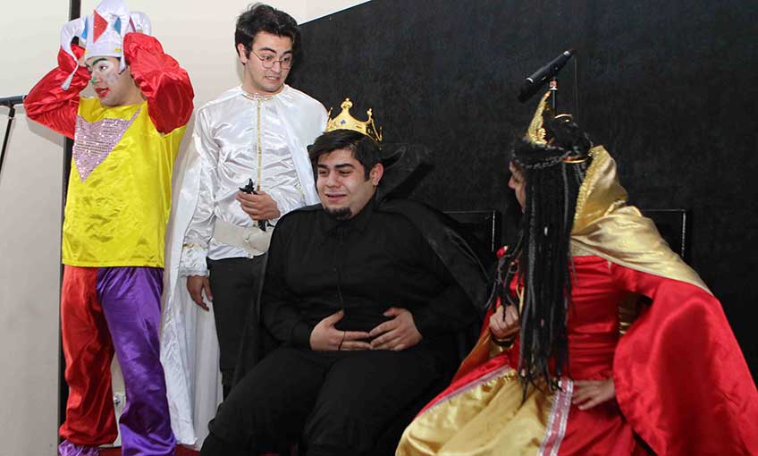 Bayraklı’da Kahkaha Dolu Tiyatro Oyunu