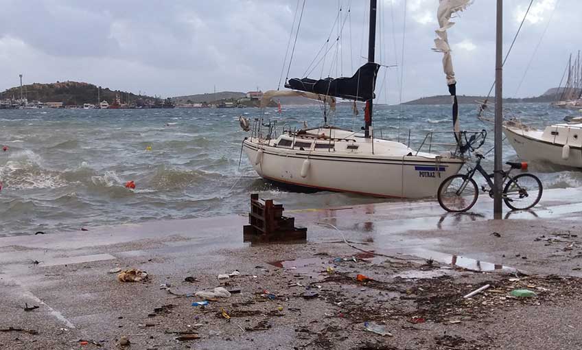 Foça'da Şiddetli Lodos Hayatı Olumsuz Etkiledi