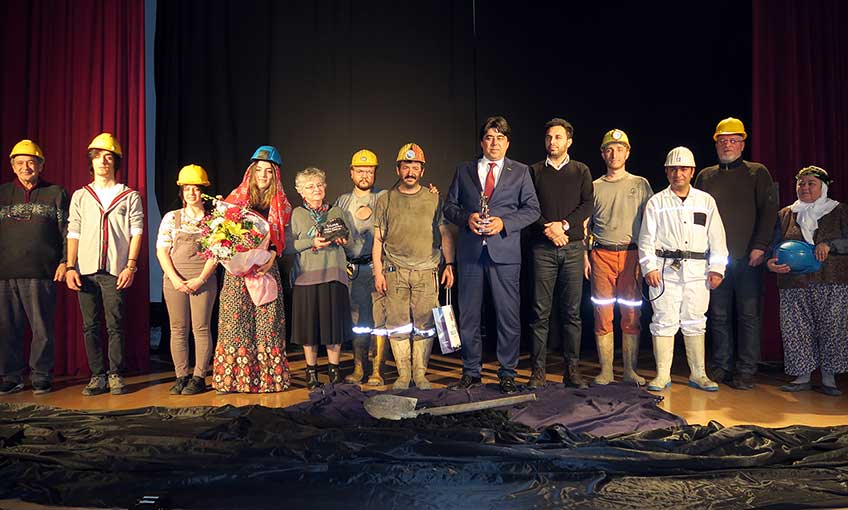 ‘Para İle Satılmaz’ Foça’da Sahnelendi