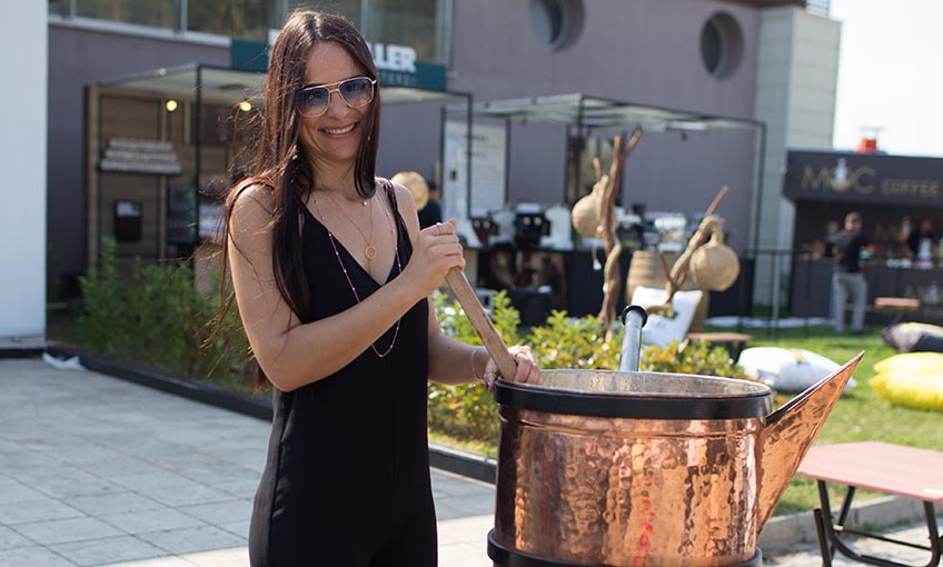 Festivalde Dev Cezve