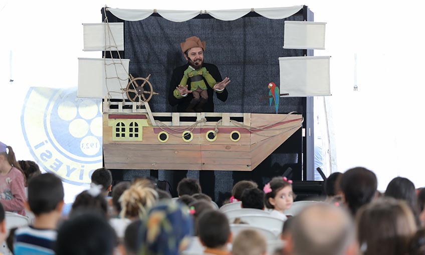 Bucalı çocuklara tiyatro, annelere matine