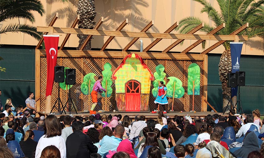 Hem masal hem tiyatro