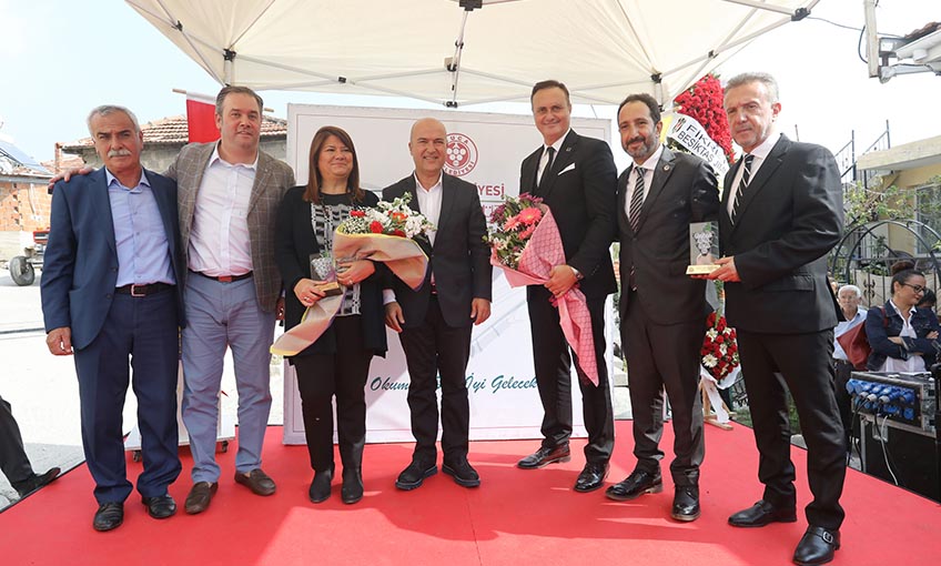 Cumhuriyet Kütüphanesi Coşkuyla Kapılarını Açtı