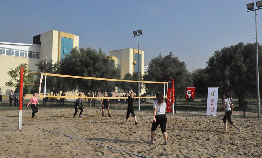 Ege’de “Kum Voleybolu Turnuvası”nın startı verildi