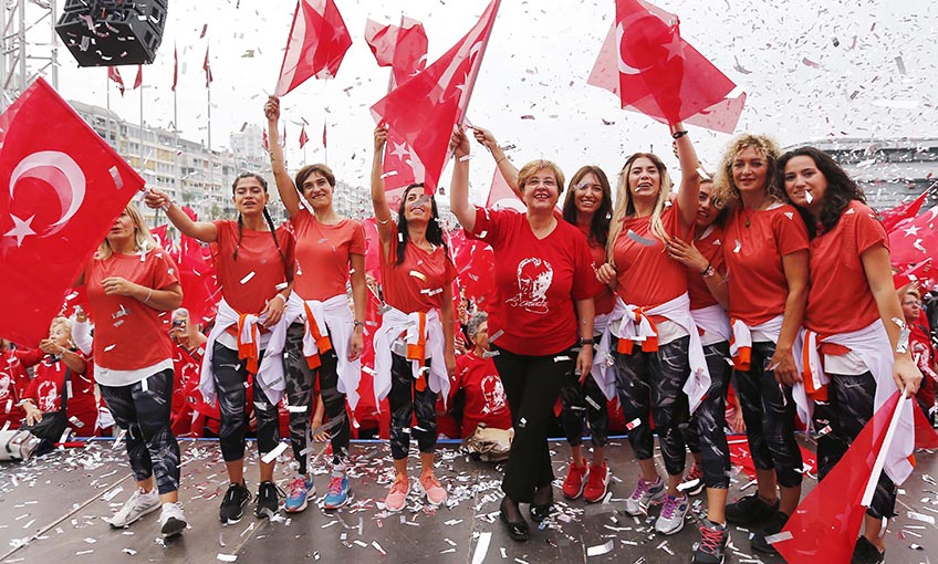 Binlerce kadın Cumhuriyeti dans ederek kutladı
