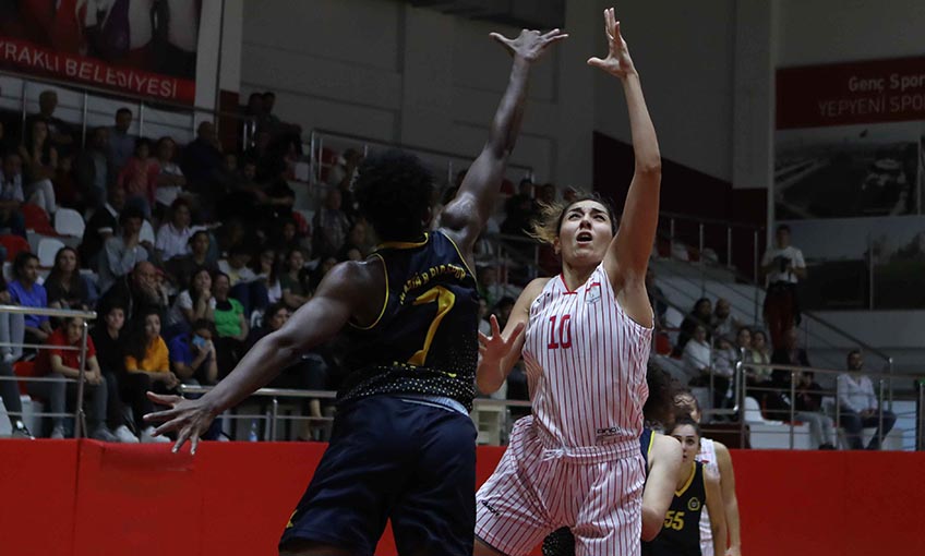 Bayraklı’nın perileri galibiyetle başladı