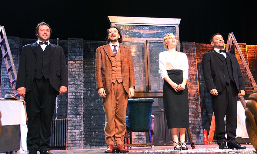 Başkan Pekdaş’a bir ödül de tiyatrodan