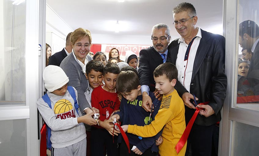 Konaklı çocuklara çifte armağan