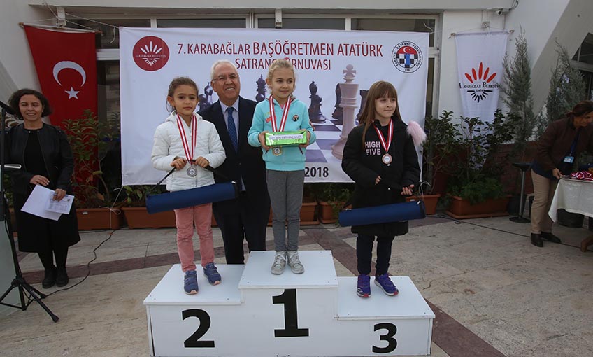 Karabağlar’da Başöğretmen Atatürk Satranç Turnuvası ödül töreni ile son buldu