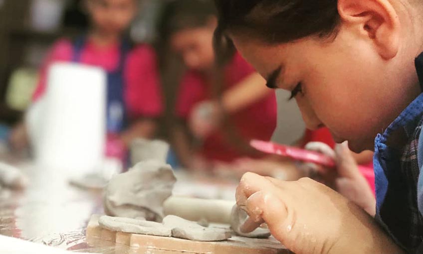 Minik eller sanatla buluşuyor