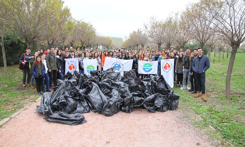 İzmir ekonomililer İnciraltı Kent Ormanı’ndan 300 kilo çöp topladı
