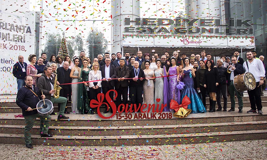 Souvenır halaylarla başladı