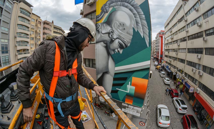 İzmir’in duvarlarına renk geldi