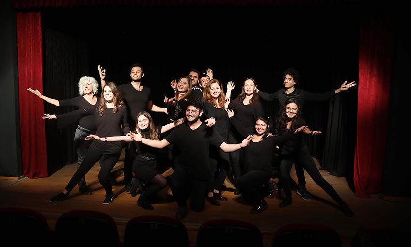 Bayraklı belediye tiyatrosu perdelerini 5 oyunla açıyor