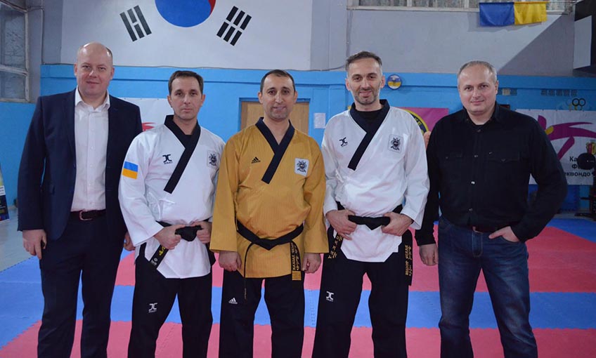 Foça Belediyespor Taekwondo antrenörü yurt dışında seminer verdi