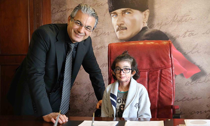 Elfida, Başkan Akpınar ile sahnede