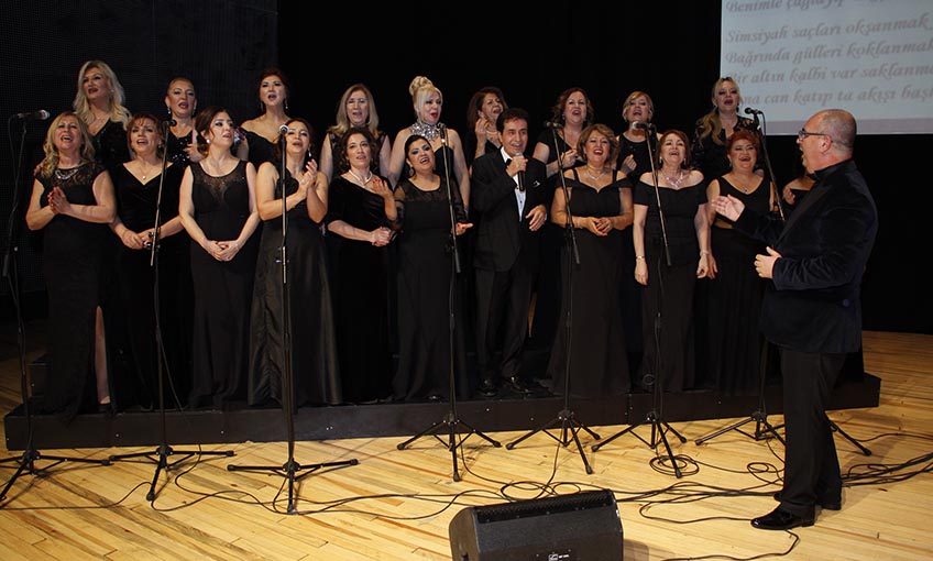 İZSİAD Korosu Ve Tunca Kulakların Pasını Sildi