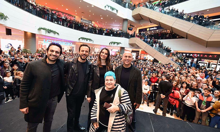 ‘Cebimdeki Yabancı’ Oyuncuları İzmir’de Coşkuyla Karşılandı!