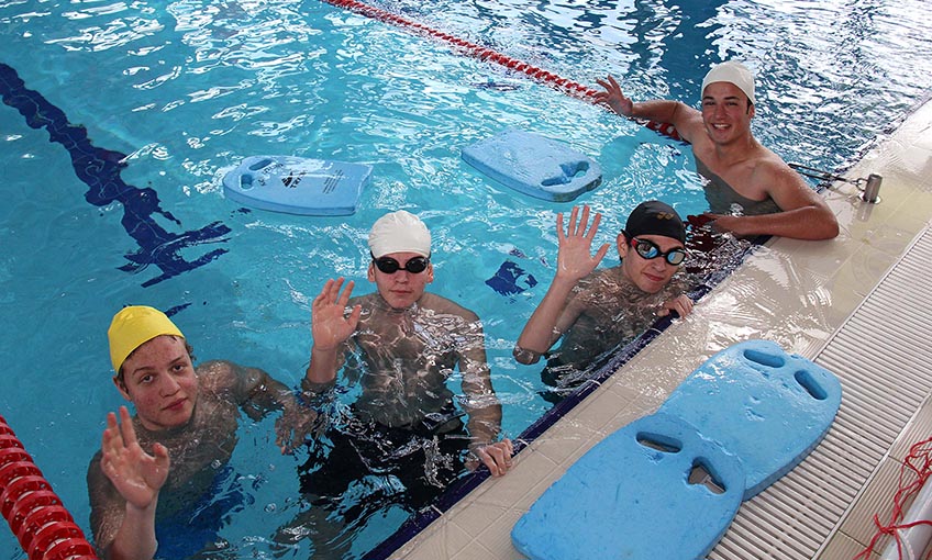 Buca’da Beden Dersleri Yüzme Havuzuna Taşındı