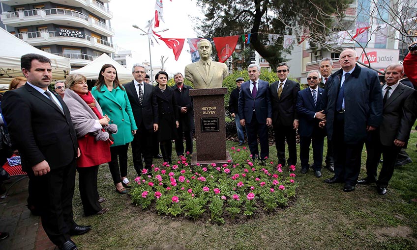 Karşıyaka’da ‘Aliyev’ Büstü Açıldı