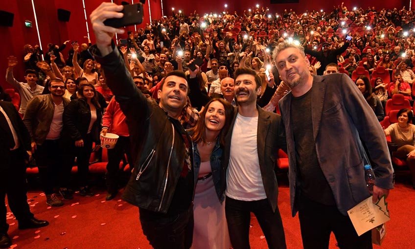 ''Düğüm Salonu'' Ekibi İzmir Marşı İle Karşılandı