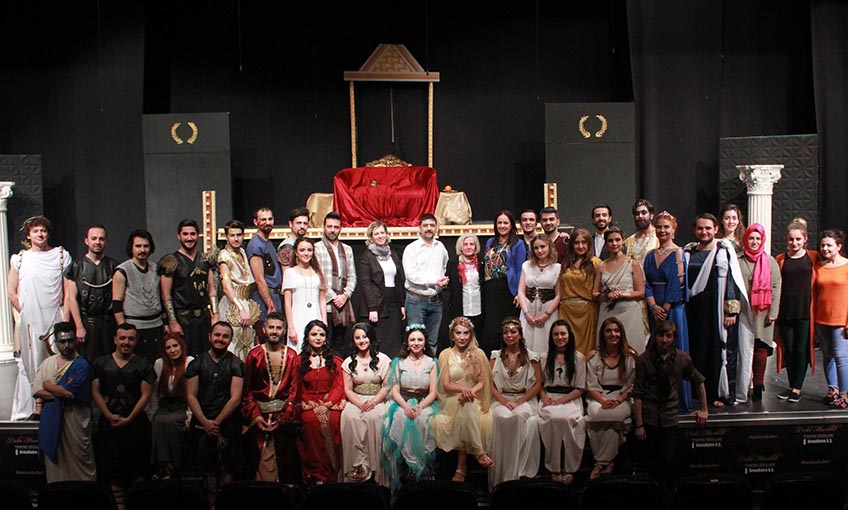 Sahne Tozu Tiyatrosu’ndan İzpek Tiyatro Günleri’nde Troya İçinde Vurdular Beni