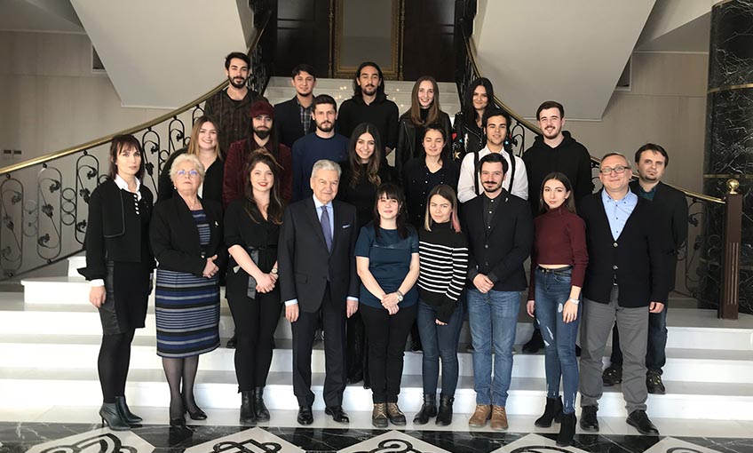 İzmir Ekonomililer Fotoğrafta “Sokağı” Yansıttı