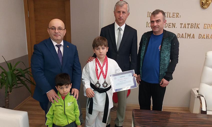 Foça’lı Minik Karateciden Çifte Gurur