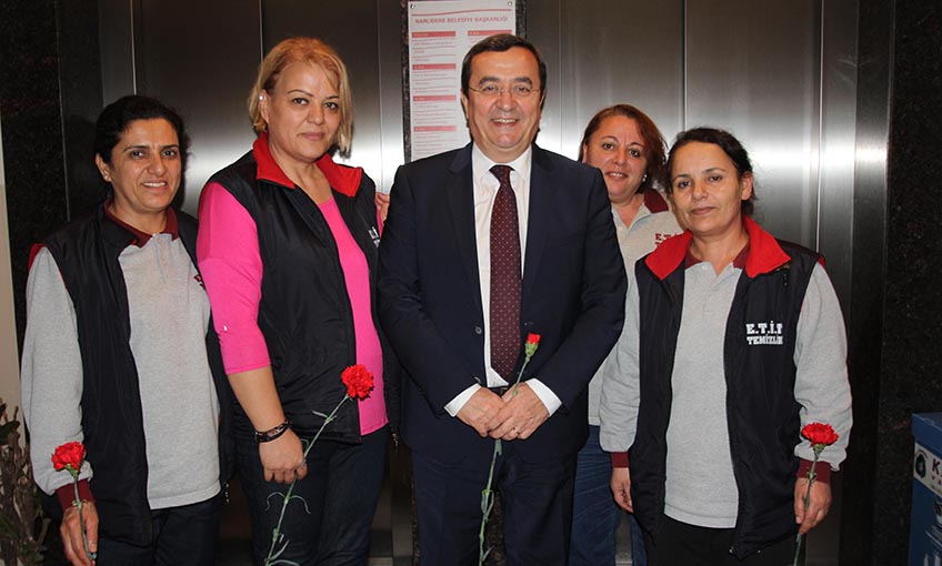 Başkan Batur’dan Kadın Çalışanlara 8 Mart Jesti