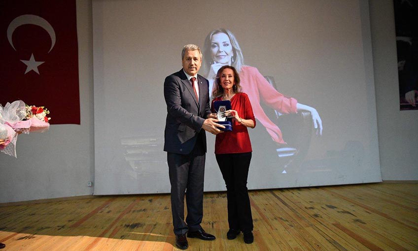 “Kadın, açmadan solan çiçek, denize kavuşamayan nehirdir”