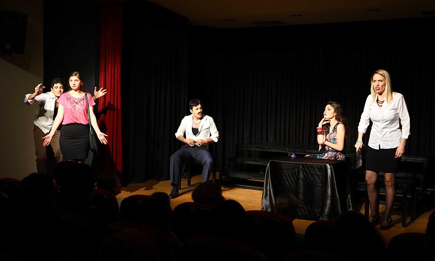 Bayraklı Belediye Tiyatrosu Yeni Oyunla Sahnede