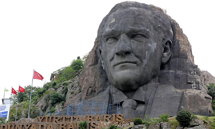Buca Belediyesi, Atatürk Maskı'nda Tadilat Çalışması Başlattı