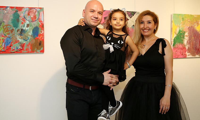 4 yaşında ilk sergisini açtı