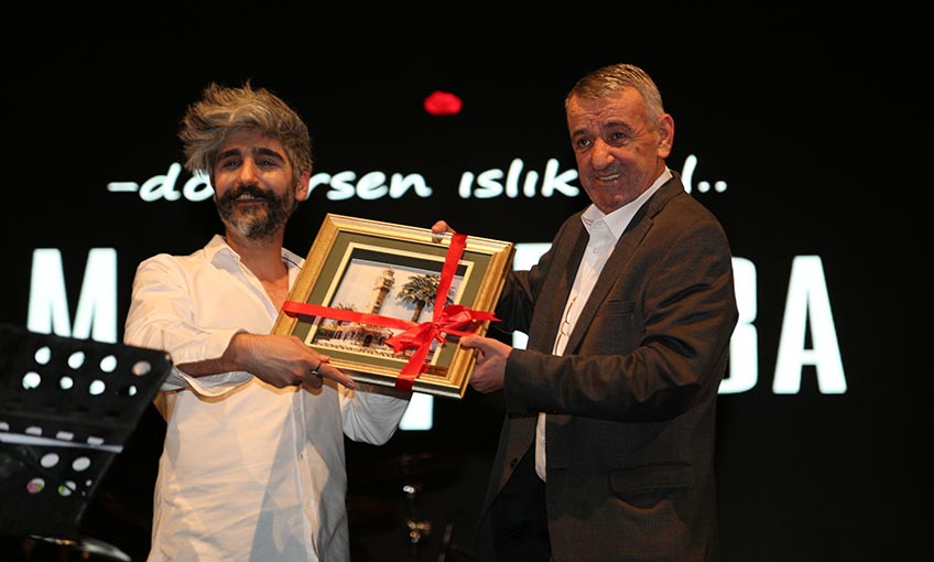 Manuş Baba Gaziemir’i salladı