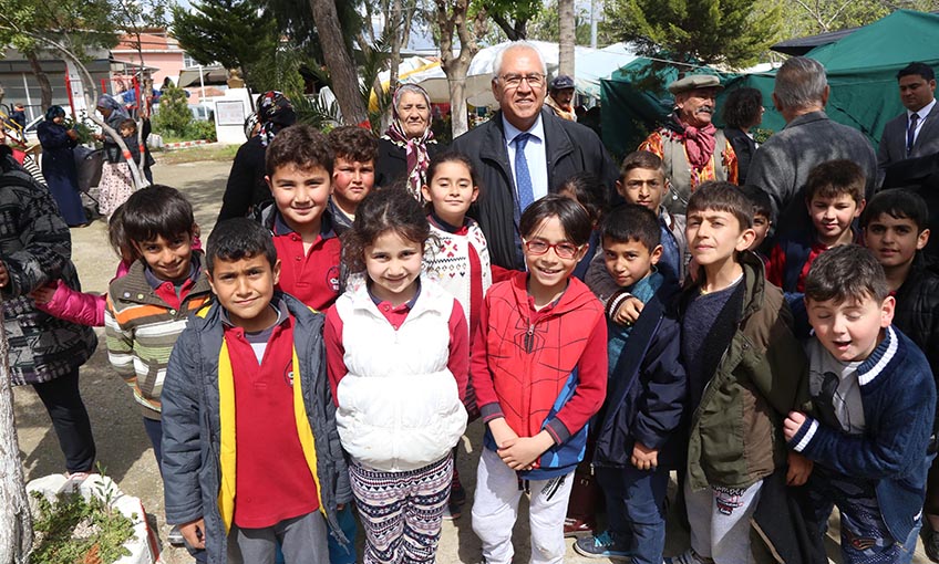 Karabağlar Belediyesi’nden 50 Okula Daha Destek