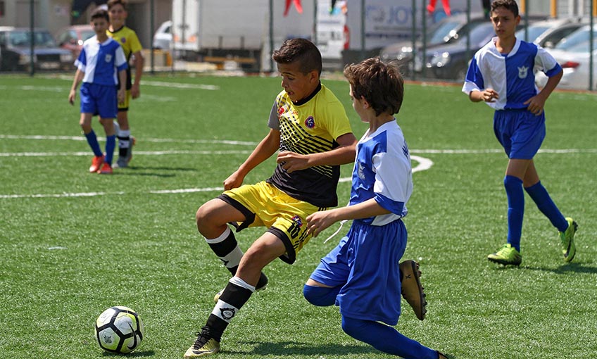 Konak’ta miniklerden futbol şenliği