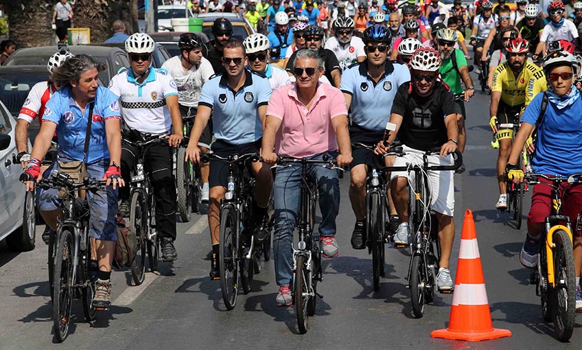 Ata’dan Annesi’ne karanfil götürecekler