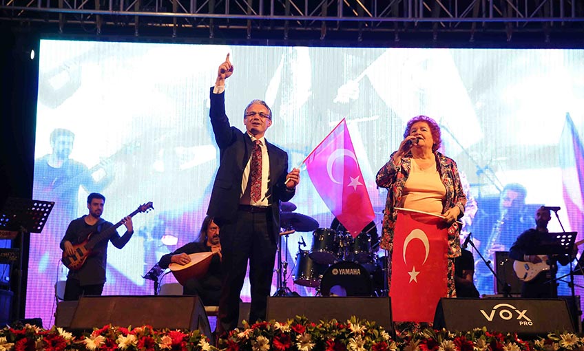 Karşıyaka’dan Anneler Günü için muhteşem kutlama