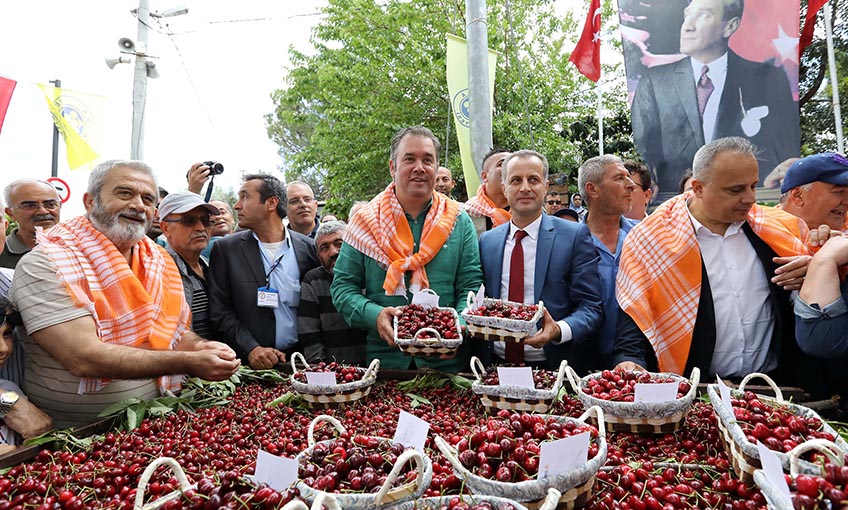 Binlerce İzmirli Belenbaşı Kiraz Festivali’nde coştu