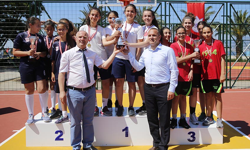 Kupalar Ata’ya hediye edildi  