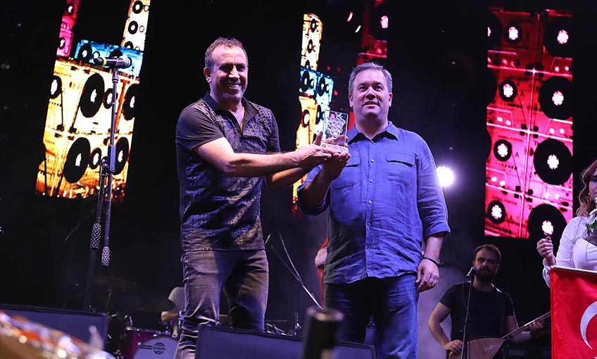 Buca’dan Haluk Levent rüzgarı geçti