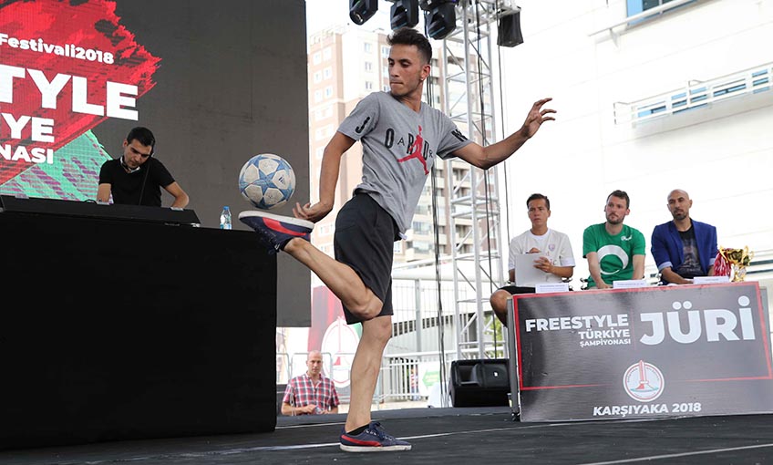 ‘Futbolun Sihirbazları’ sahnede