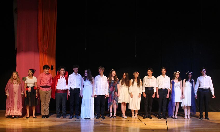Ayla Algan’ın öğrencilerinden muhteşem tiyatro performansı