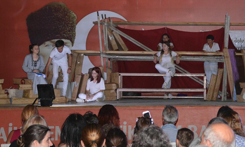 Dikili’de karnesini alan çocuklar tiyatroya koştu