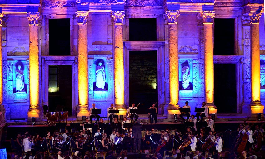 İzmir Festivali’nde unutulmaz Celsus gecesi