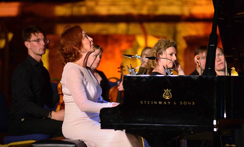 Efes antik tiyatroda yağmur sürprizi