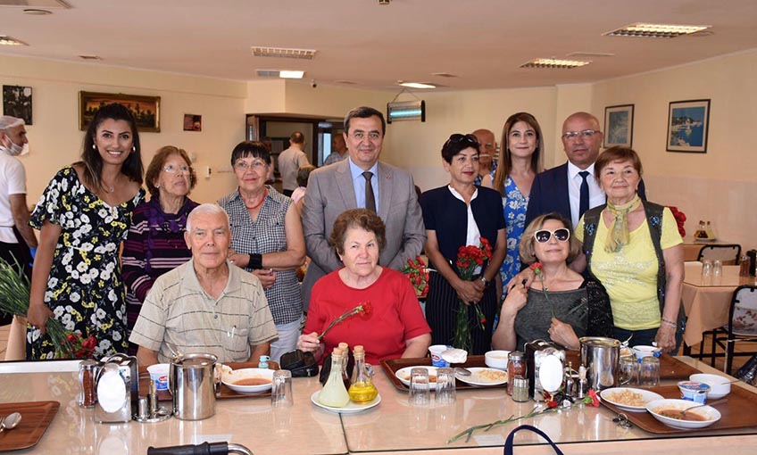 Başkan Batur Huzurevi ve şehit ailelerini ziyaret etti