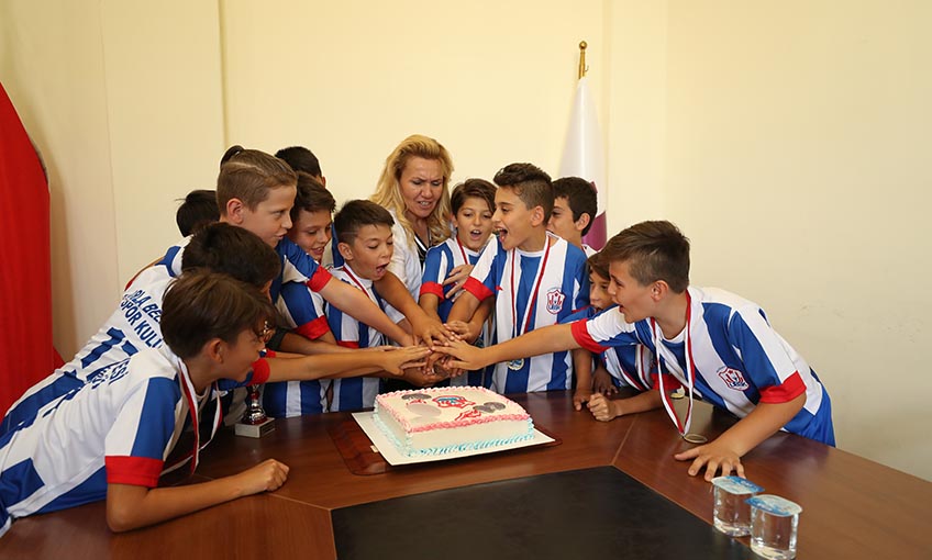 Kupalarını Başkan Uyar’a getirdiler