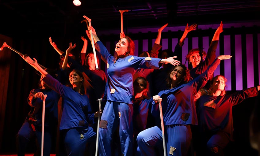 Kursiyerlerin sahne performansı Bornovalı tiyatro severleri büyüledi